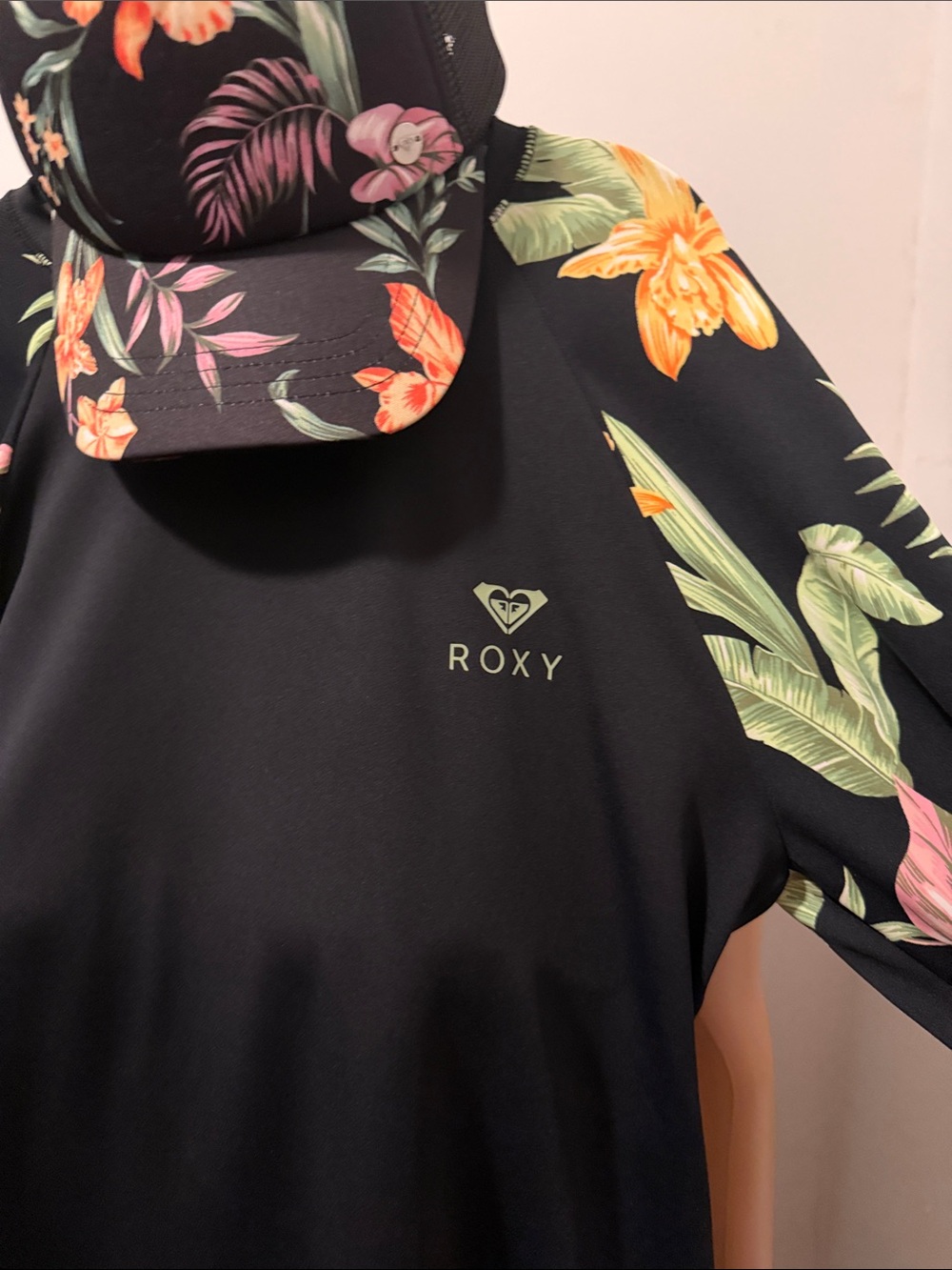 🏄‍♀️Roxy LS Rash Guard - Picture 2 of 3